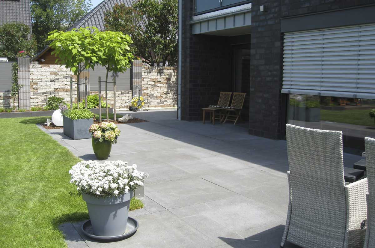 Garten-und Landschaftsbau: Harmonische Gartengestaltung mit großer Terrasse